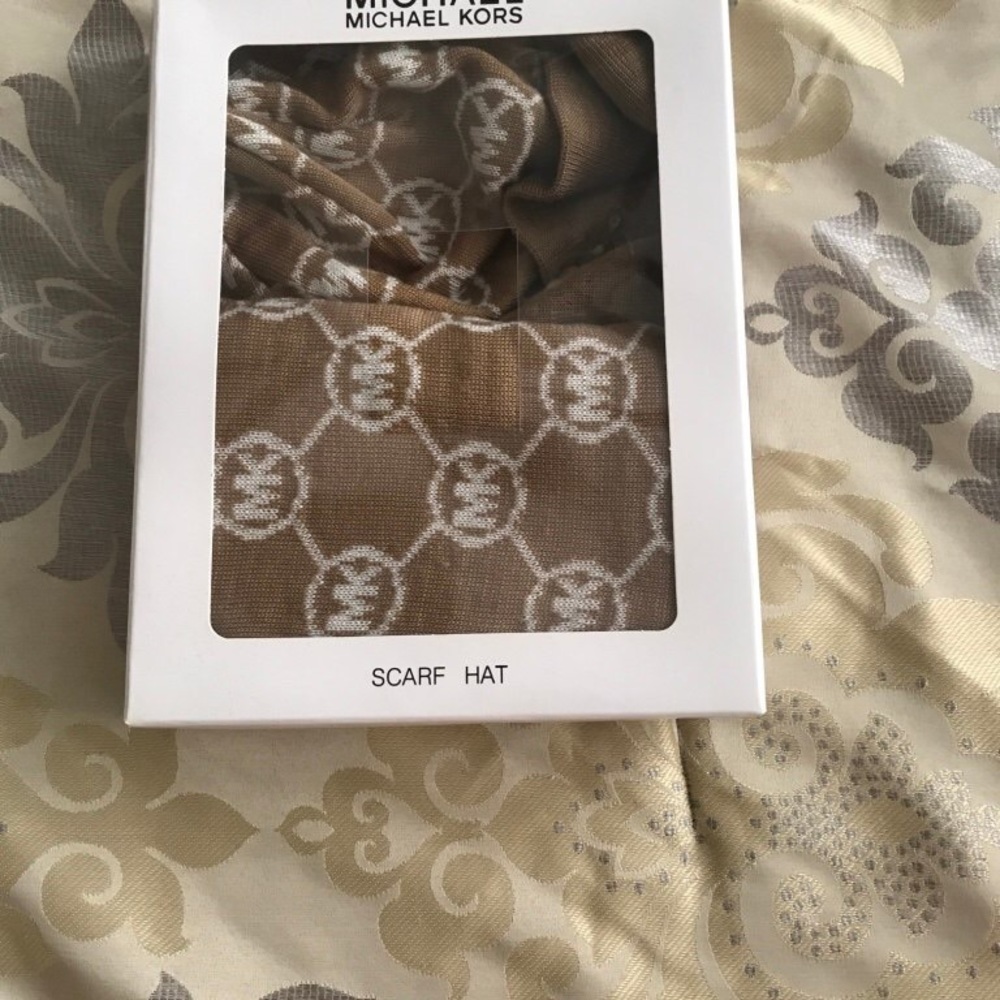 Never worn. Tags still on.